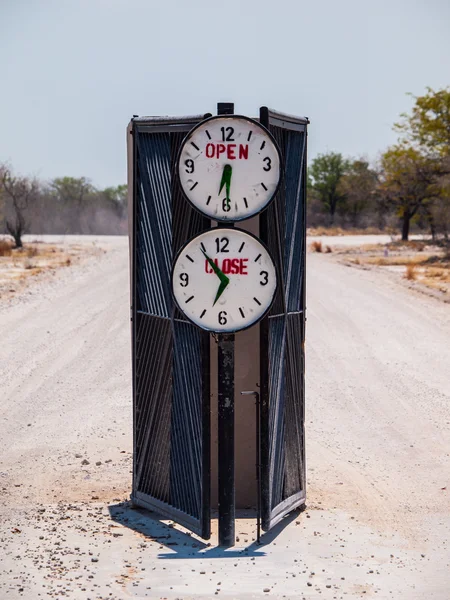 Campsite gate with marked opening and closing time — Stock Photo, Image