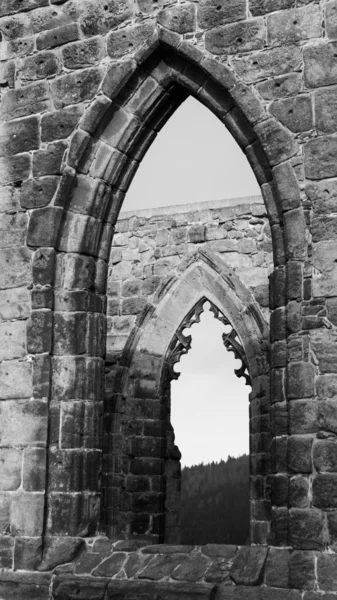 Ventanas góticas en blanco y negro — Foto de Stock