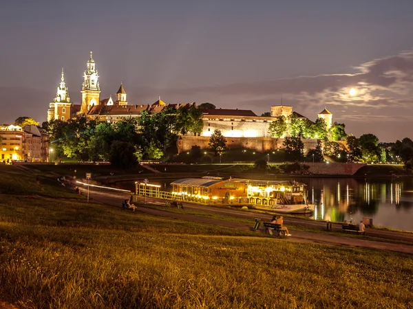 Wawel castle y vistula río de noche — Stok fotoğraf