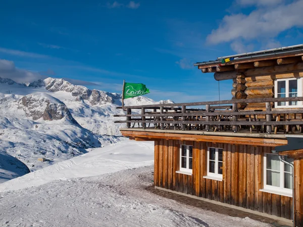 Cabana de montanha com terraço no tempo de inverno — Fotografia de Stock