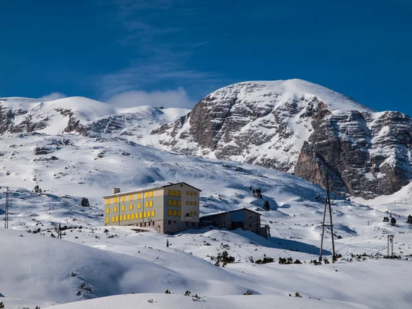 Montanha Dachstein com casa Oberfeld — Fotografia de Stock