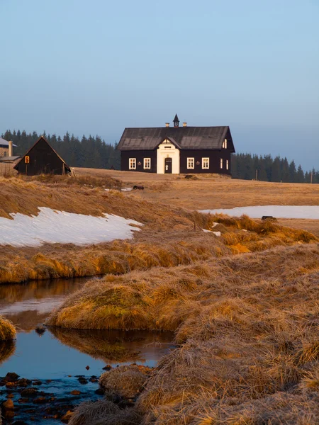 Morgen Blick auf typische Isergebirge Hütte — Stockfoto