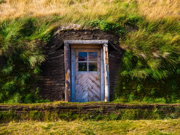 Ingang van het huis van gras — Stockfoto