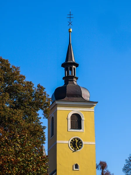 Желтая башня деревенской церкви — стоковое фото