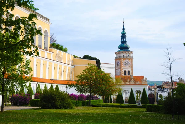 Микуловский замок и церковная башня — стоковое фото
