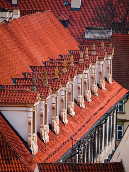 Telhado vermelho velho com dormer-janelas — Fotografia de Stock