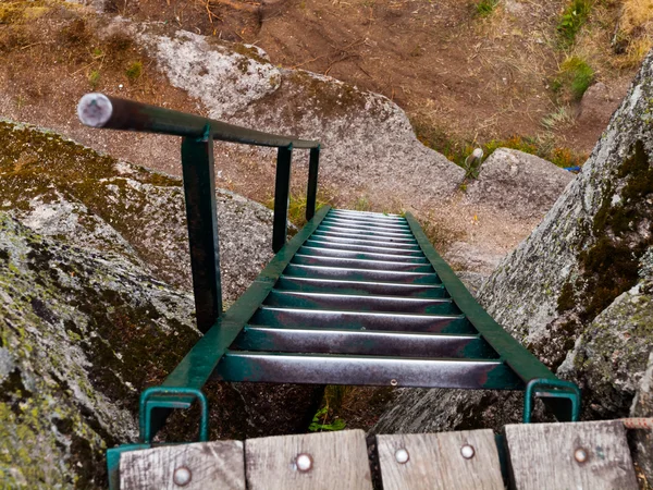 Escada de metal no ponto de vista da rocha — Fotografia de Stock