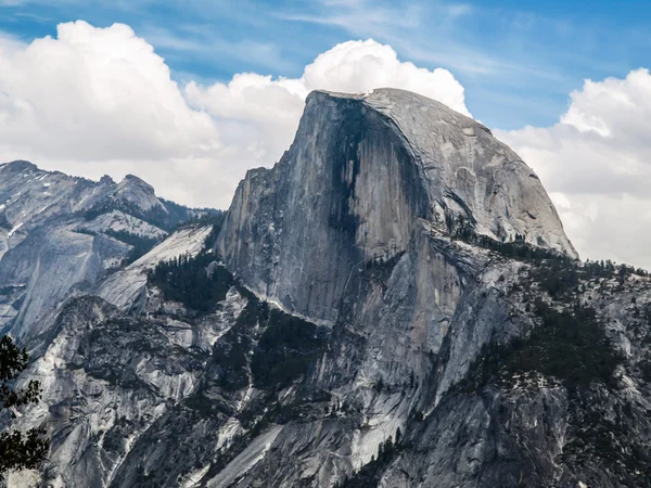 Halve koepel in yosemite — Stockfoto