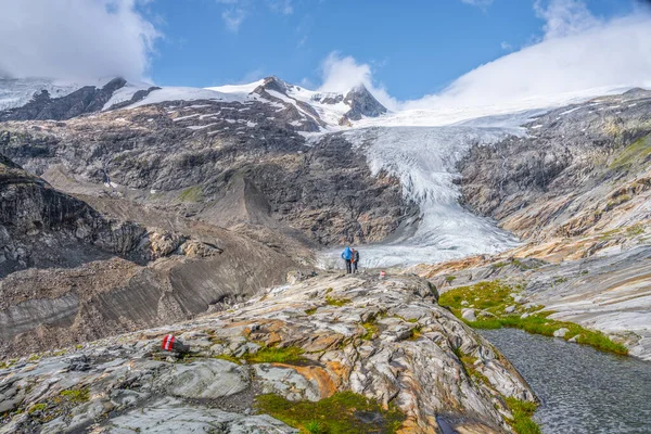 Glacier de montagne dans la vallée alpine — Photo