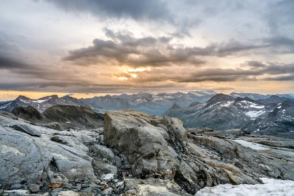 Skalnaté alpské hory ranní panorama — Stock fotografie