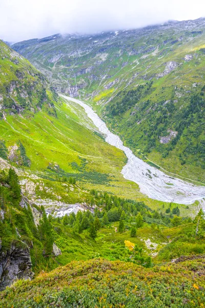 Smalle rotsachtige beek in het Alpendal — Stockfoto