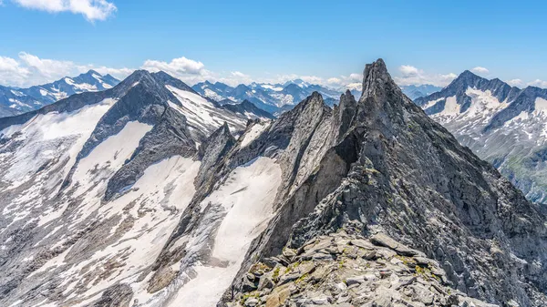 Spitzfelsiger Bergrücken an sonnigen Sommertagen — Stockfoto