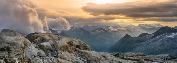 Montanhas Alpinas Rochosas Panorama Manhã Nascer Sol Nublado Dia Verão — Fotografia de Stock