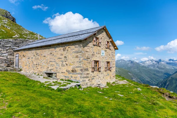 Small stone alpine hut in austrian Alps — Stock Photo, Image