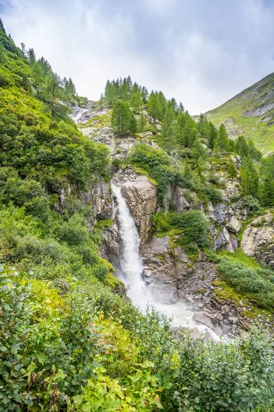 Wilde alpine waterval op bergbeekje — Stockfoto