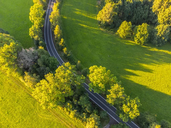 Estrada de asfalto na paisagem rural de cima — Fotografia de Stock