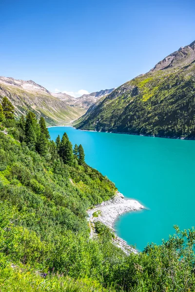 Vivid blue mountain lake in summer Alps — Stock Photo, Image