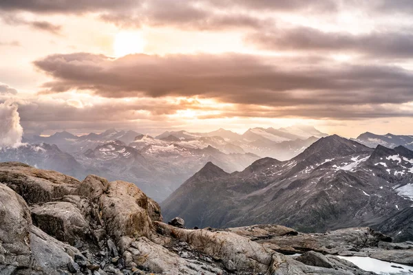 Montanhas alpinas rochosas panorama da manhã — Fotografia de Stock