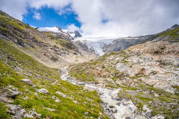 Ghiacciaio di montagna nella valle alpina — Foto Stock