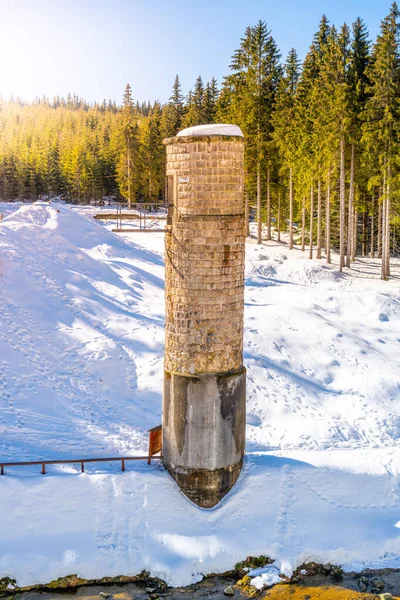 Przerwana tama w górach zimowych — Zdjęcie stockowe