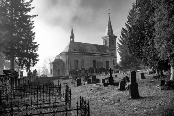 Spookachtige begraafplaats met en oude kerk — Stockfoto
