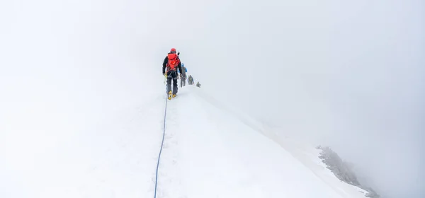 ロープの上の氷河の登山家のグループ — ストック写真