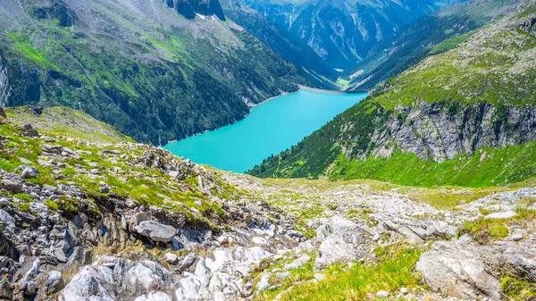 Prachtige alpine walley met azuurblauwe waterdam — Stockfoto