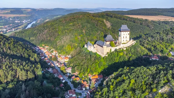 Karlštejnský hrad ve středních Čechách shora — Stock fotografie
