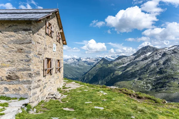 Malá kamenná chatka v rakouských Alpách — Stock fotografie