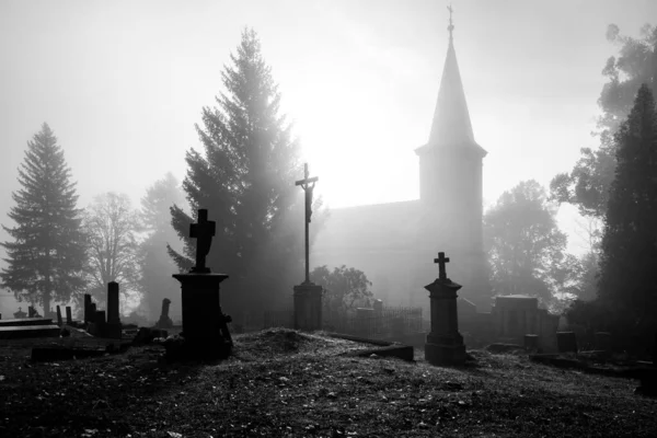 Cimetière effrayant avec et vieille église — Photo