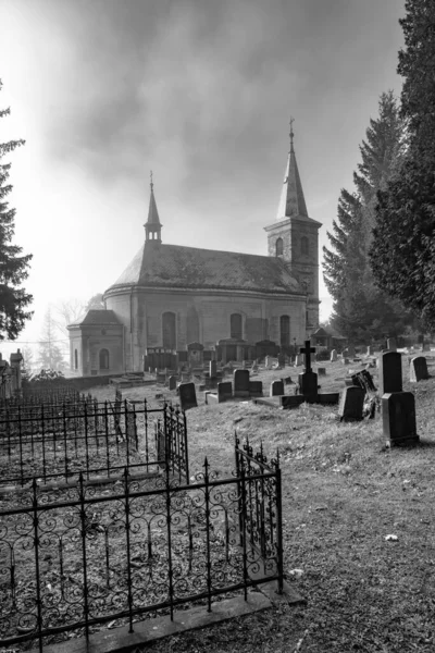 Τρομακτική αυλή με τάφο και παλιά εκκλησία — Φωτογραφία Αρχείου
