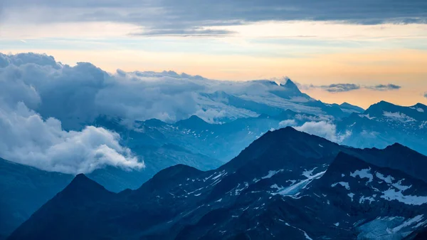 Panorama matinal des montagnes alpines rocheuses — Photo