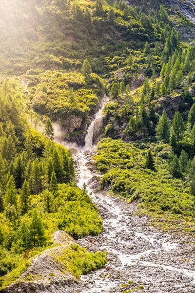 Wilder alpiner Wasserfall am Gebirgsbach — Stockfoto