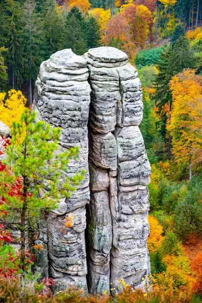 Formação de rochas de arenito na vibrante floresta de outono — Fotografia de Stock