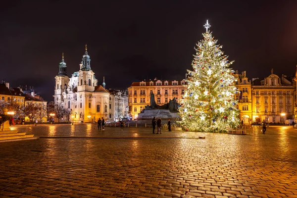 PRAGUE, CSEH KÖZTÁRSASÁG - DECEMBER 21, 2020: Karácsony Prágában. Díszített karácsonyfa az Óváros téren, Cseh Köztársaság, Prága: Staromestske namesti — Stock Fotó