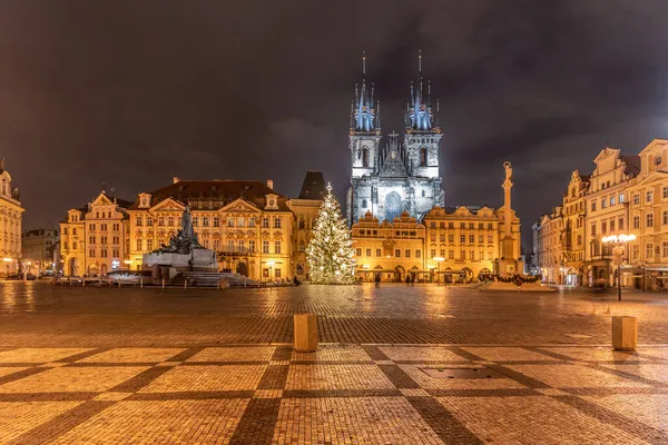 プラハ、チェコ共和国 – 2020年12月21日:プラハのクリスマス時間。チェコ旧市街広場に飾られたクリスマスツリー: Staromestske namesti, Prague, Czech Republic — ストック写真