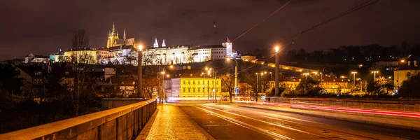 Tranvía nocturno borroso en Praga — Foto de Stock