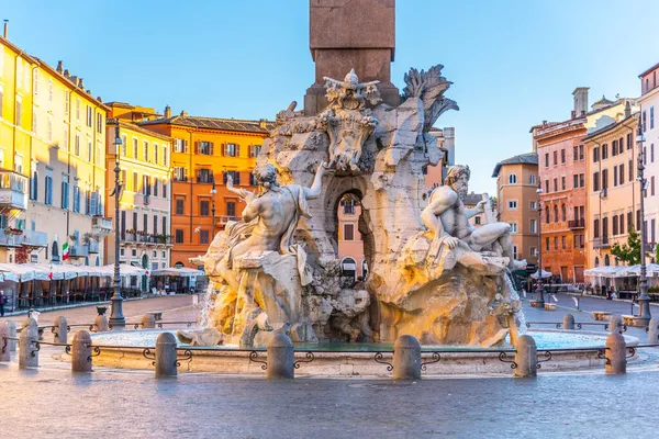 ROMA, ITALIA - 7 DE MAYO DE 2019: Mañana soleada en la Plaza Navona, italiana: Piazza Navona, el lugar más romántico de Roma con la Fuente de los Cuatro Ríos. Italia — Foto de Stock