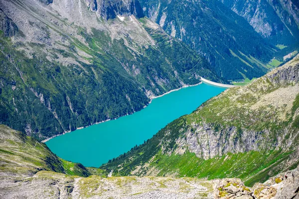 Summer alpine scenery with turquoise blue water reservoir — Stock Photo, Image