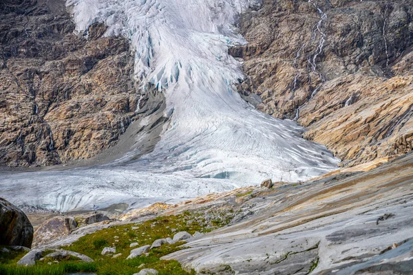 Alp Vadisi 'ndeki Buzul Dağı — Stok fotoğraf