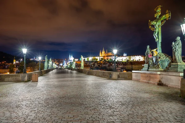 Belysta Prag landmärken på natten — Stockfoto