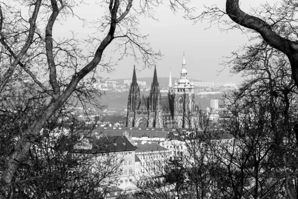 Praagse kasteel uitzicht vanaf Petrin heuvel — Stockfoto