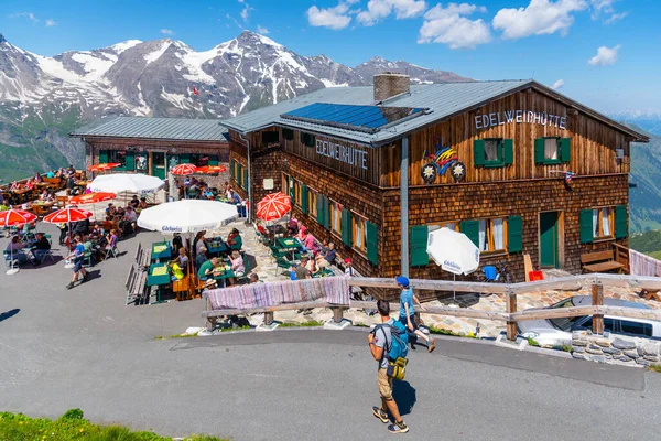 GROSSGLOCKNER HOCHALPENSTRASSE, AUSTRIA - JULY 28, 2020: Many people at Edelweisshutte - wooden mountain hut near at Grossglockner alpine road. Hohe Tauern National Park, Austria — Stock Photo, Image