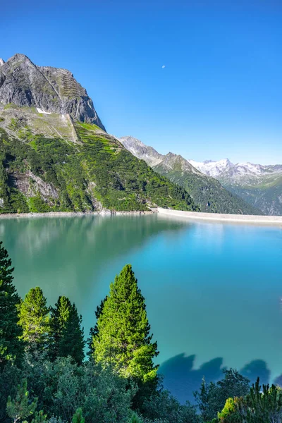 Linda valsa alpina com barragem de água azul azure — Fotografia de Stock