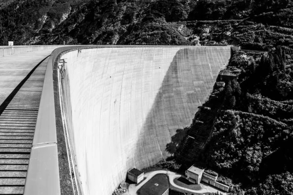 Enorme barragem de concreto apline no dia ensolarado de verão — Fotografia de Stock