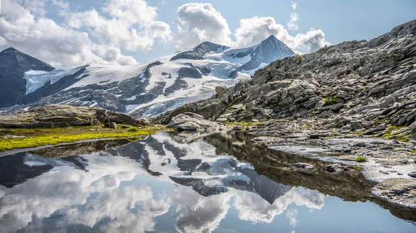 Berggletsjer reflectie in Oostenrijkse Alpen — Stockfoto
