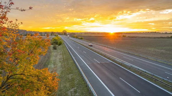 秋の夜の日没時の高速道路 — ストック写真
