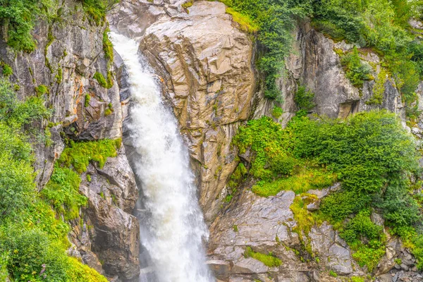 Dağdaki derede vahşi alp şelalesi — Stok fotoğraf