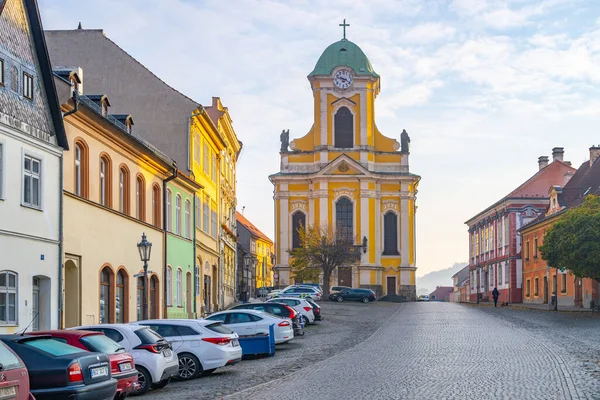 USTEK, CZECH REPUBLIC - OCTOBER 21, 2021: Saint Peter and Paul baroque church on Mirove Square in Ustek, Czech Republic — Stock Photo, Image