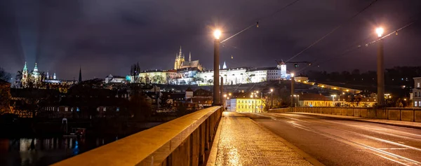 Illuminated Prague Castle by night — Stock Photo, Image